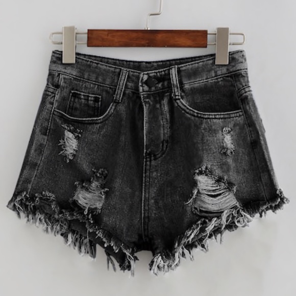 SHEIN Pants - 🌟BRAND NEW🤩Distressed jean shorts